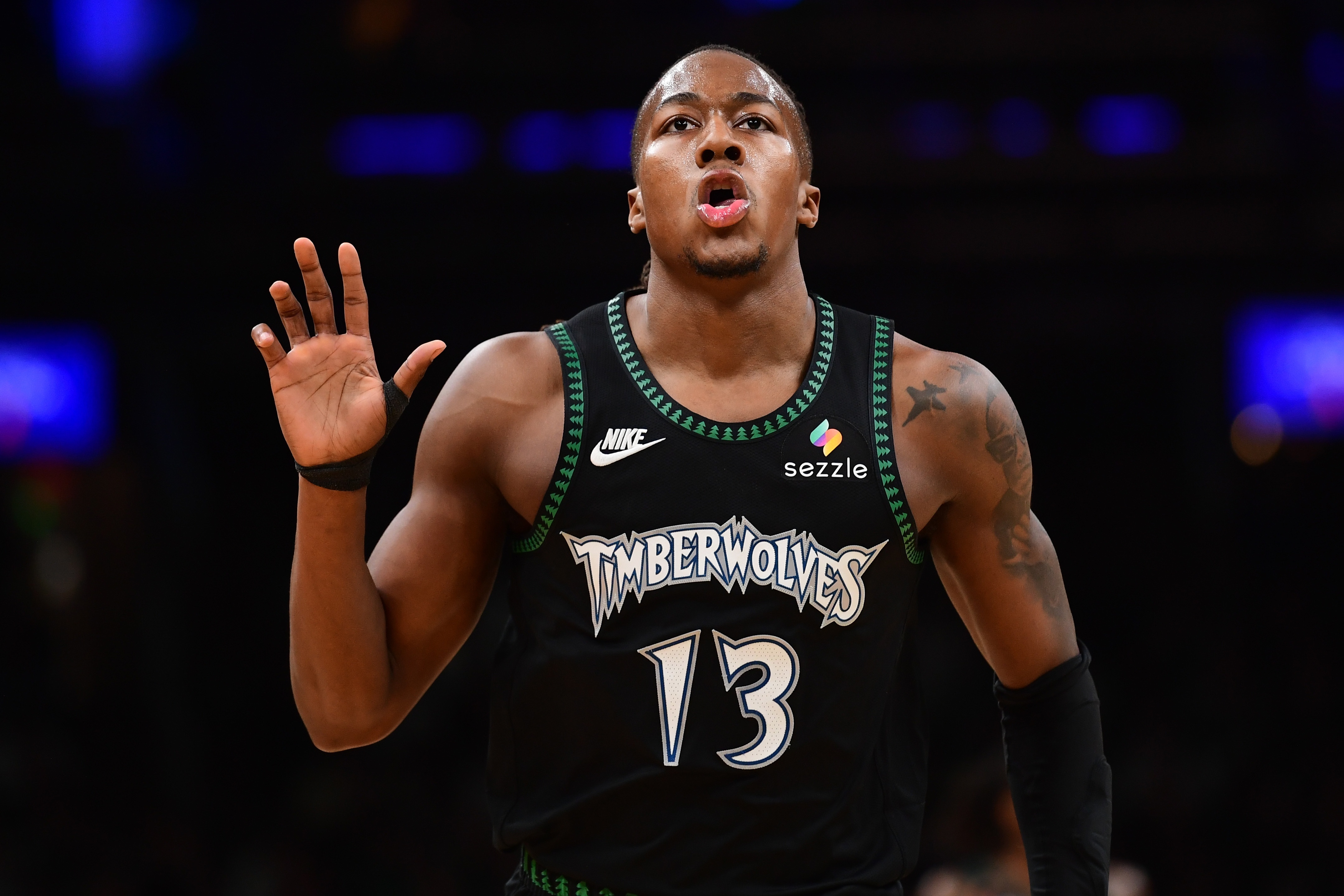 OD体育官网-三双到手！道苏姆13中8砍下18分15板12助3断 正负值+30