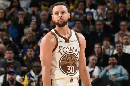 od体育app-库里上半场7投4中，三分6中3，罚球3中3得到14分3篮板