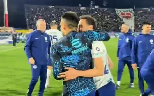 足球直播-比赛结束后，恰尔汉奥卢将队长袖标戴在了劳塔罗手臂上